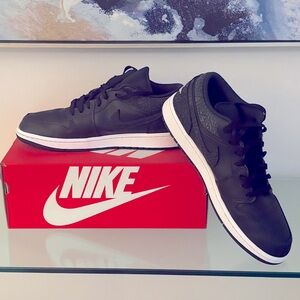 Almost New NIKE DUNK LOW RETRO PRM in BOX!